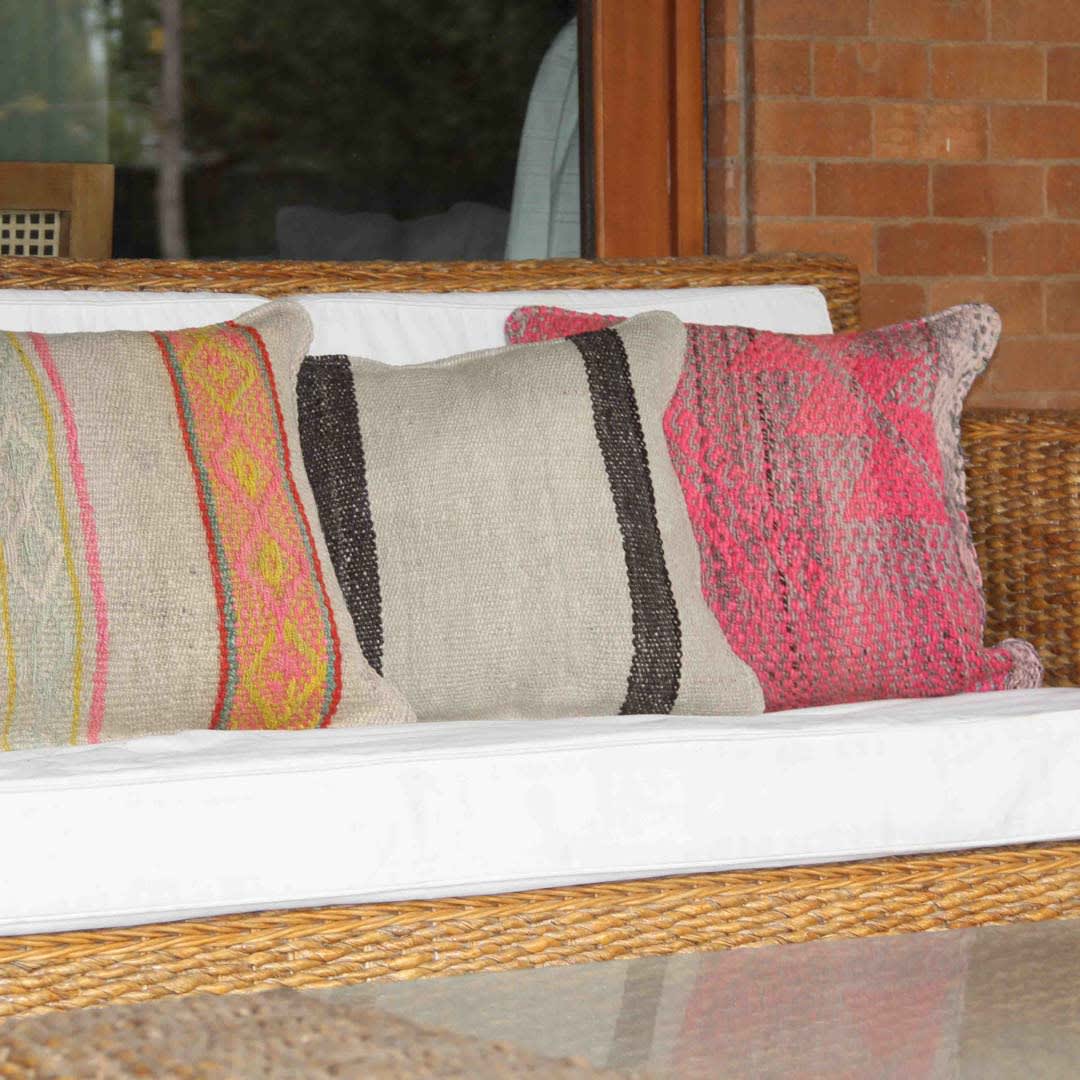 Cojín de Aguayo Geométrico Gris Perla/Fucsia5