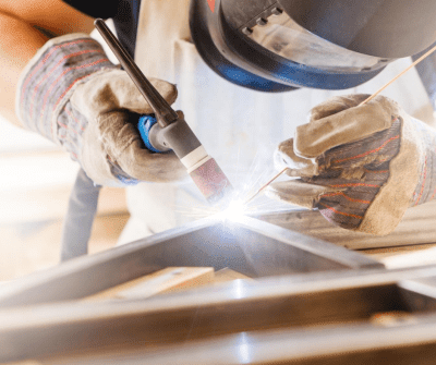 Descubre los materiales que te ayudarán a prevenir riesgos derivados de los trabajos de soldadura