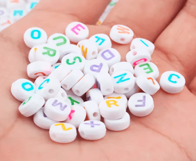 CUENTAS BLANCAS c/LETRAS VARIOS COLORES a GRANEL x 25GR.