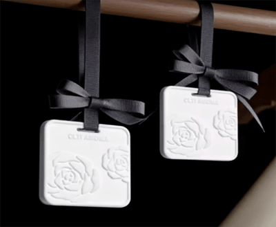 MOLDE DE SILICONA COLGANTE CON  FLORES ROSAS 5.3x5.3CM.