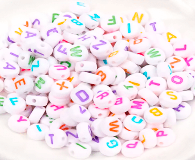 CUENTAS BLANCAS c/LETRAS VARIOS COLORES a GRANEL x 25GR.1