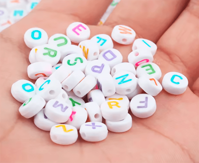 CUENTAS BLANCAS c/LETRAS VARIOS COLORES a GRANEL x 25GR.2