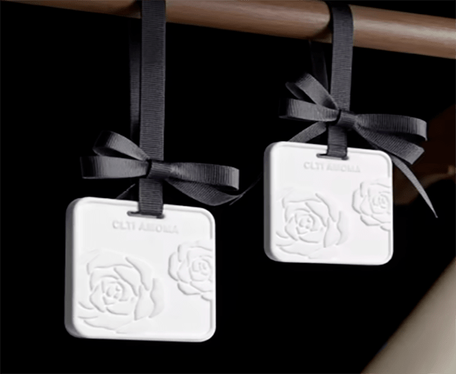 MOLDE DE SILICONA COLGANTE CON  FLORES ROSAS 5.3x5.3CM.3