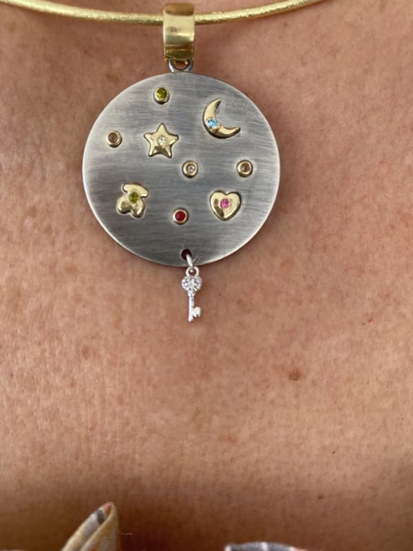 COLGANTE ORO AMARILLO LISO Y PELTRE