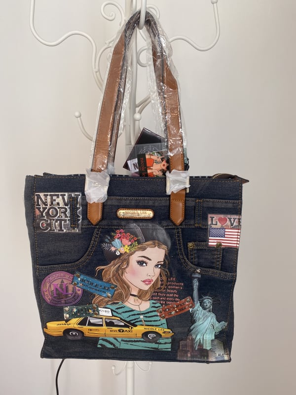 CARTERA NICOLE LEE IVETTE POSES ON NY SUNSET  MEZCLILLA