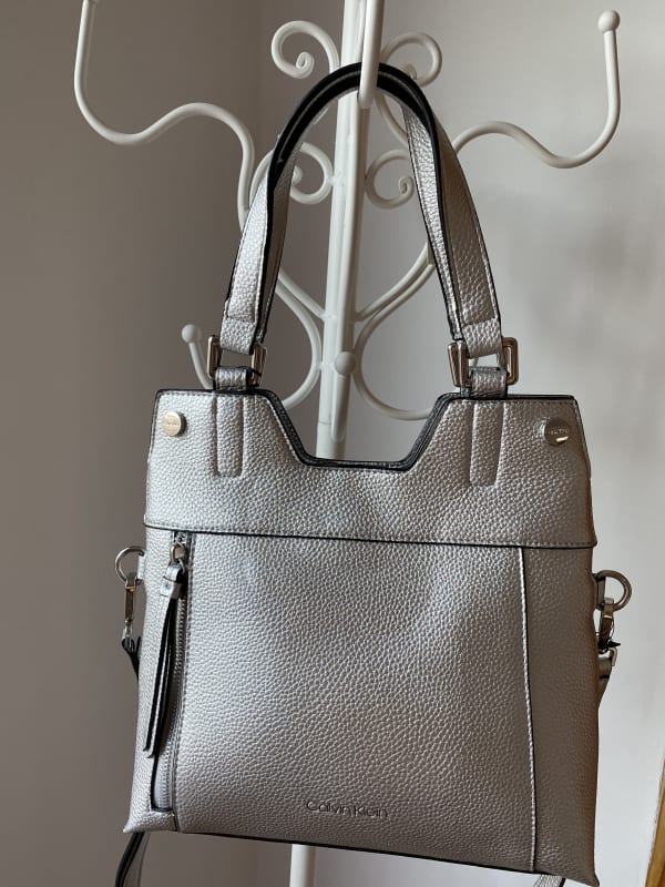 CARTERA CALVIN KLEIN PLATEADA