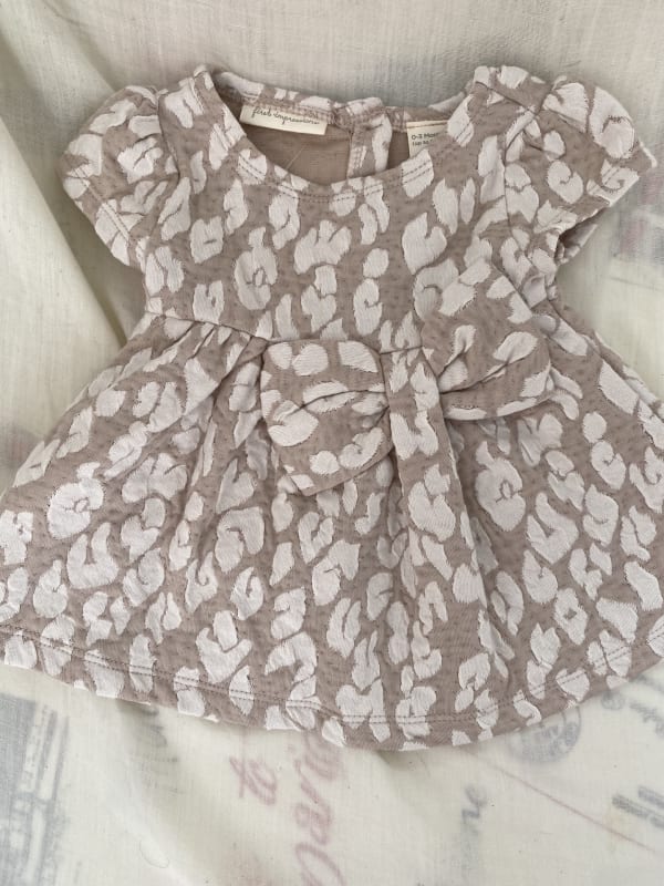 VESTIDO BEBE FIRST IMPRESSIONS BEIGE