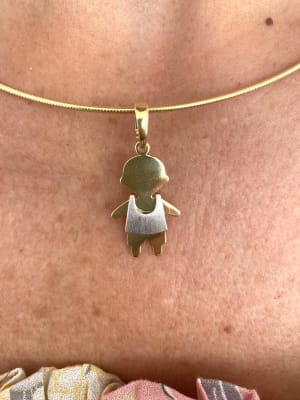 COLGANTE ORO LISO Y PELTRE NIÑO1