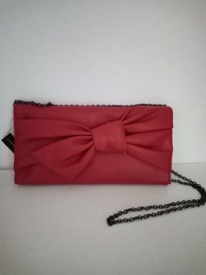 CARTERA INTERNATIONAL CONCEPT ROJA CON CADENA2