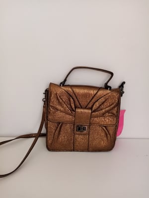 CARTERA BETSEY JOHNSON ORO1