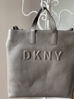 CARTERA DKNY GRIS1