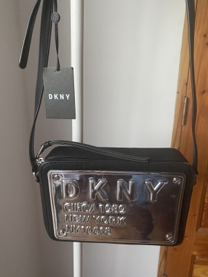 CARTERA DKNY NEGRA CON PLATEADO1