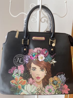 CARTERA NICOLE LEE NEGRA CON FLORES1