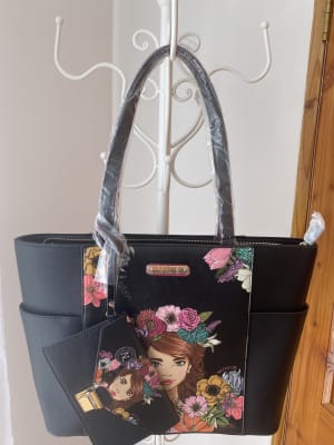 CARTERA NICOLE LEE NEGRA FLORES1