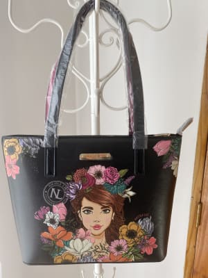 CARTERA NICOLE LEE NEGRA NIÑA CON FLORES1