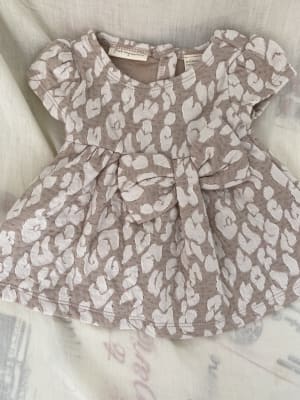 VESTIDO BEBE FIRST IMPRESSIONS BEIGE1