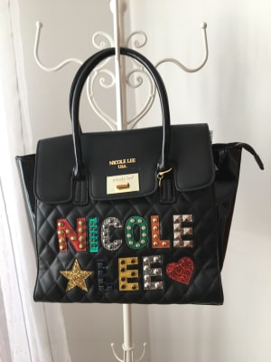 CARTERA NICOLE LEE LETRAS CON BRILLO3