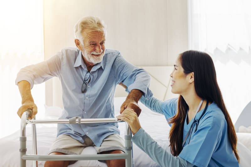 Cómo Elegir el Andador o Bastón Adecuado para tus Necesidades