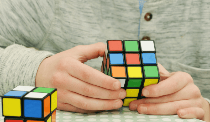 EL CUBO DE RUBIK: MÁS QUE UN JUGUETE, UN POTENCIADOR DE HABILIDADES PARA NIÑOS