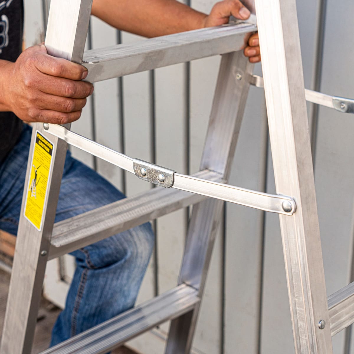 Escalera Tijera 5 Peldaños Aluminio Tipo III  150 Kg Truper 167436