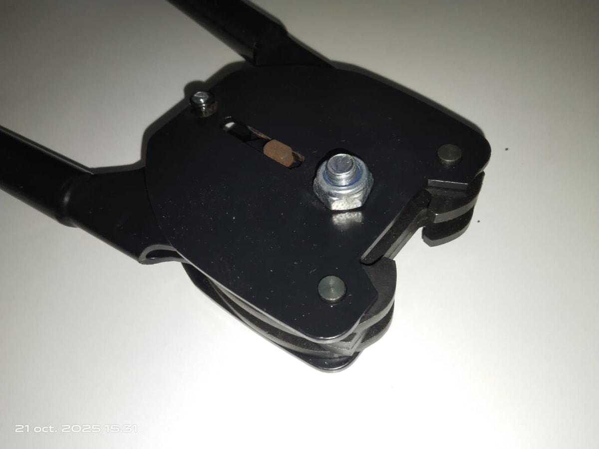 Tenaza Vertical 1  Muesca Para Zuncho Metalico 32mm (1 1/4