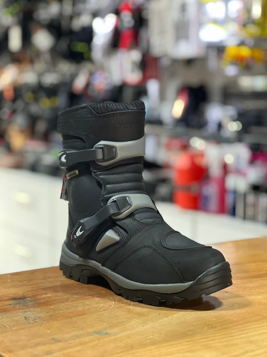 Forma – Adventure Low Negra T-433