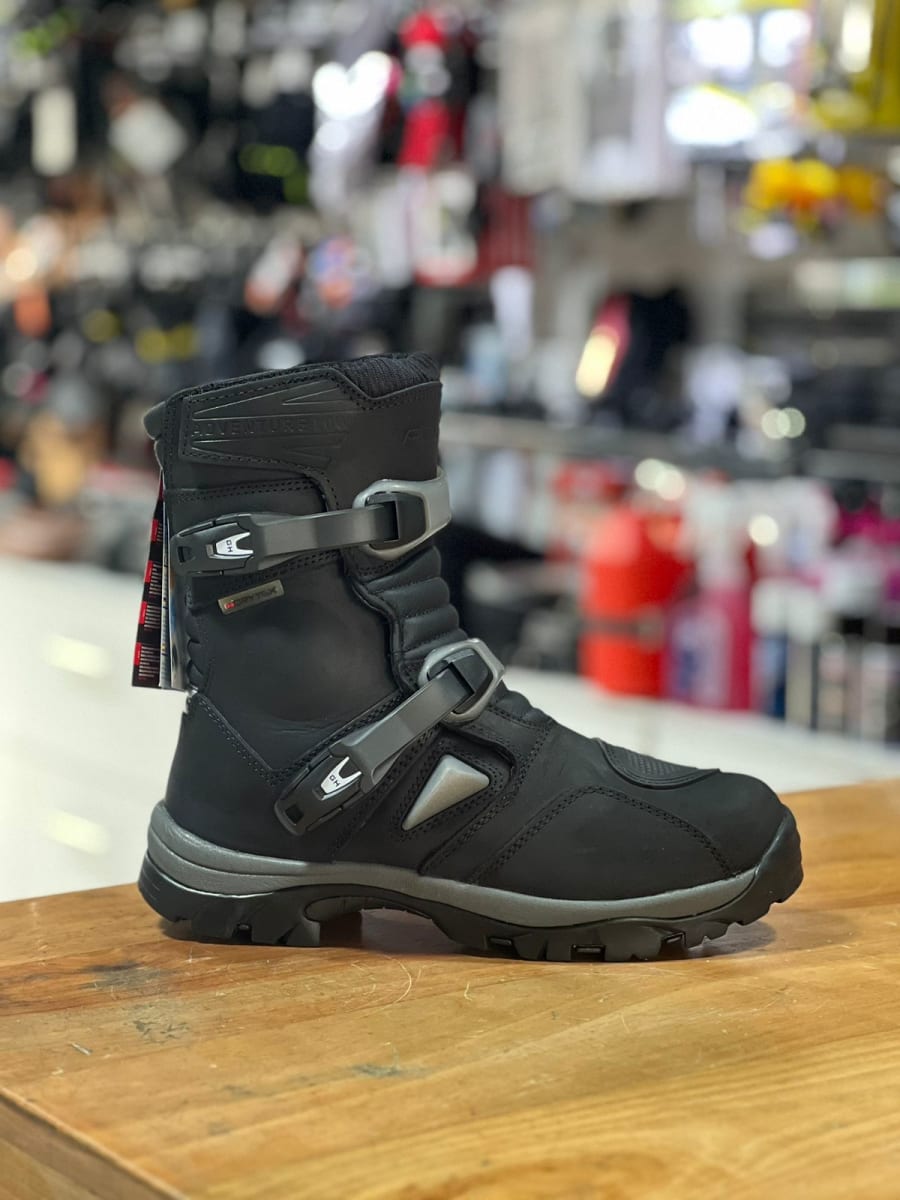 Forma – Adventure Low Negra T-442