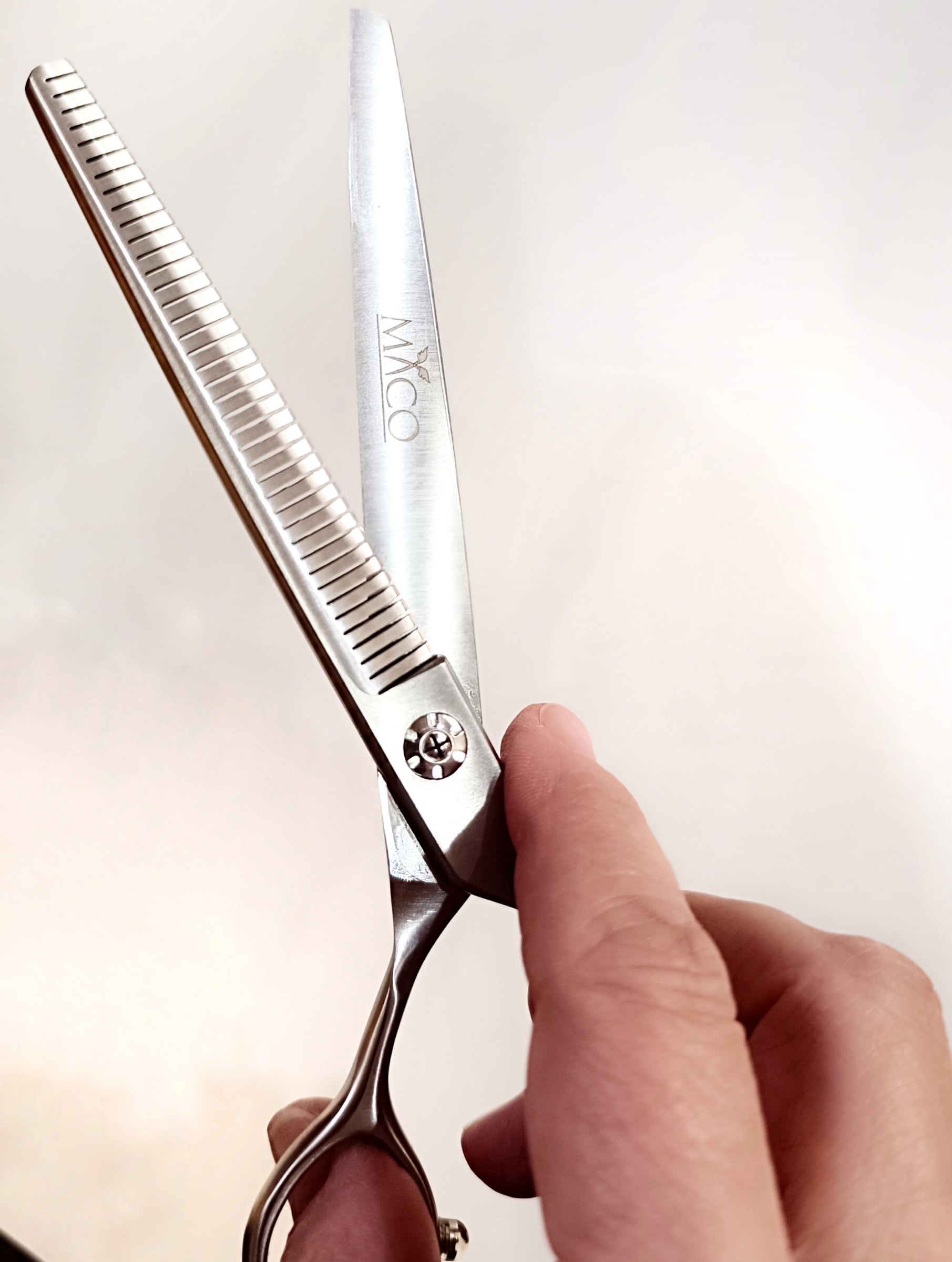 25/3 - Guía de Aceros para Tijeras de Grooming: AISI 420C vs AISI 440C vs VG10