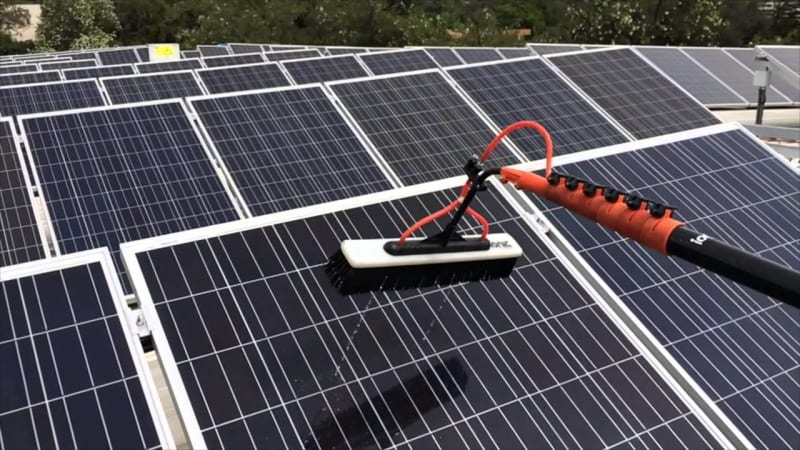 La Importancia de la Limpieza de Paneles Solares con Agua Purificada