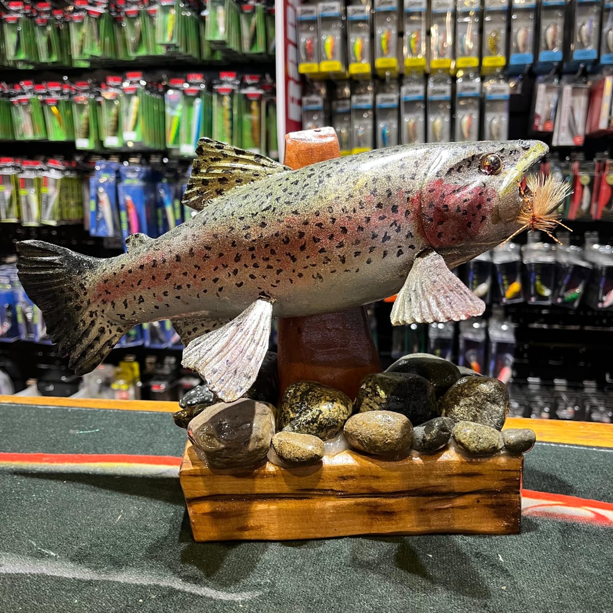 TRUCHA ARCOIRIS DE MADERA PINTADA2