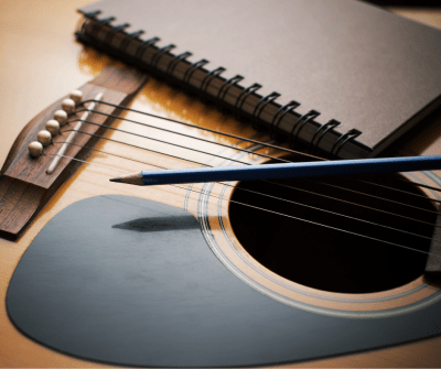 10 Maneras de Impulsar tu Escritura de Canciones por Shelly Peiken.