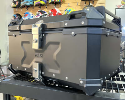 CAJUELA DE ALUMINIO 65LT TIPO X  COLOR NEGRO -BK