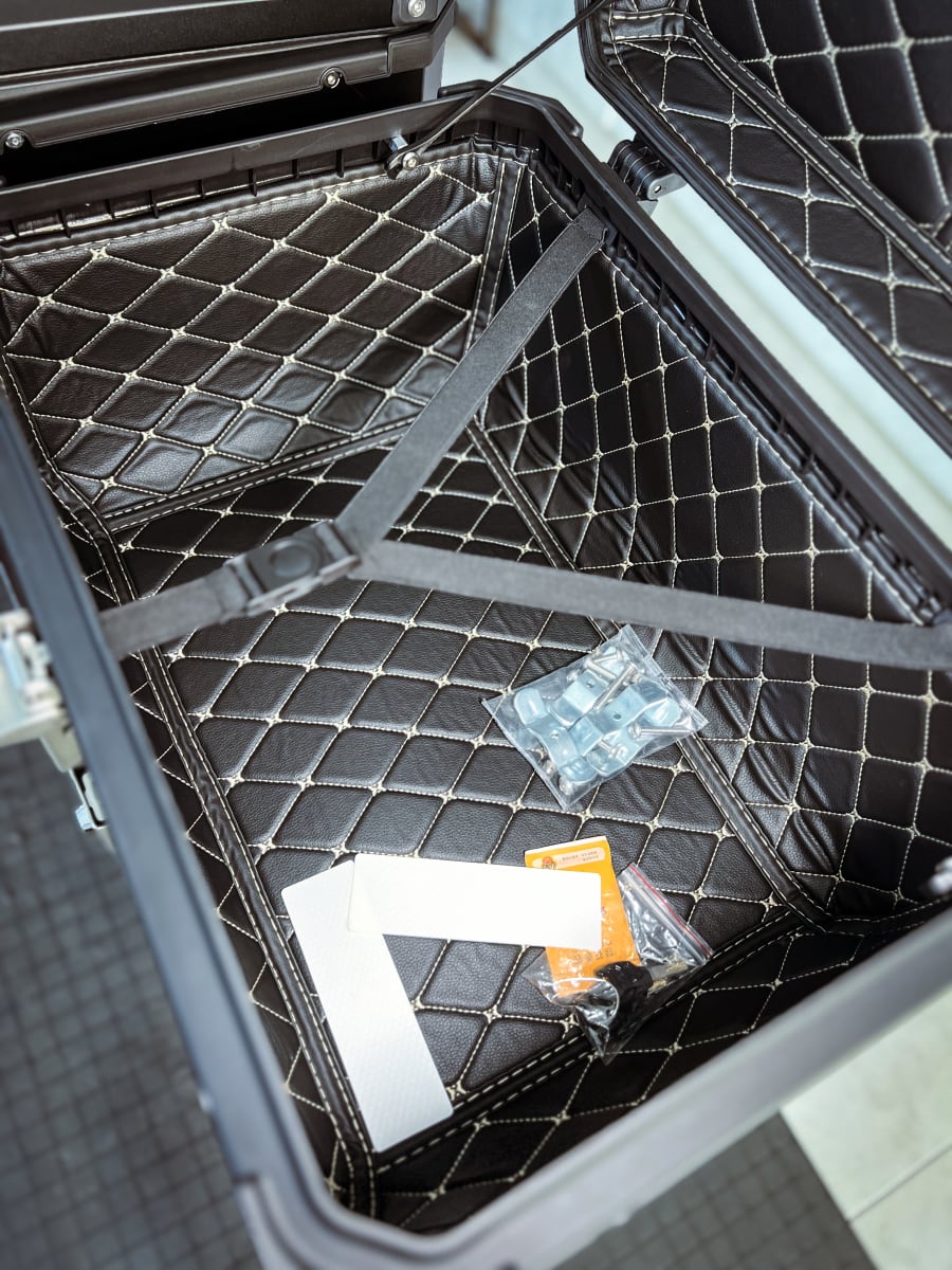 CAJUELA DE ALUMINIO BIKER 65 LT NEGRO SIN RESPALDAR2