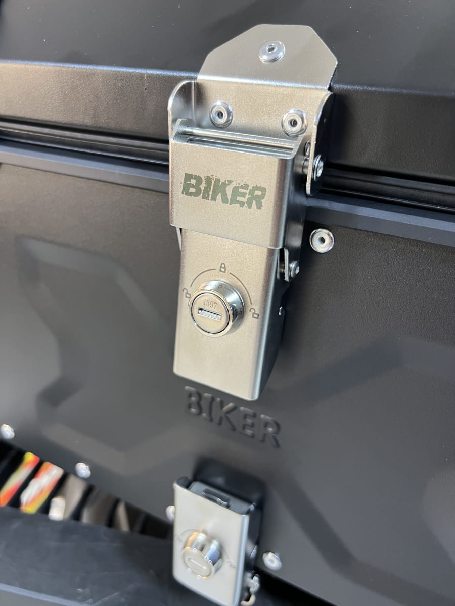 CAJUELA DE ALUMINIO 65LT TIPO X  COLOR NEGRO -BK3