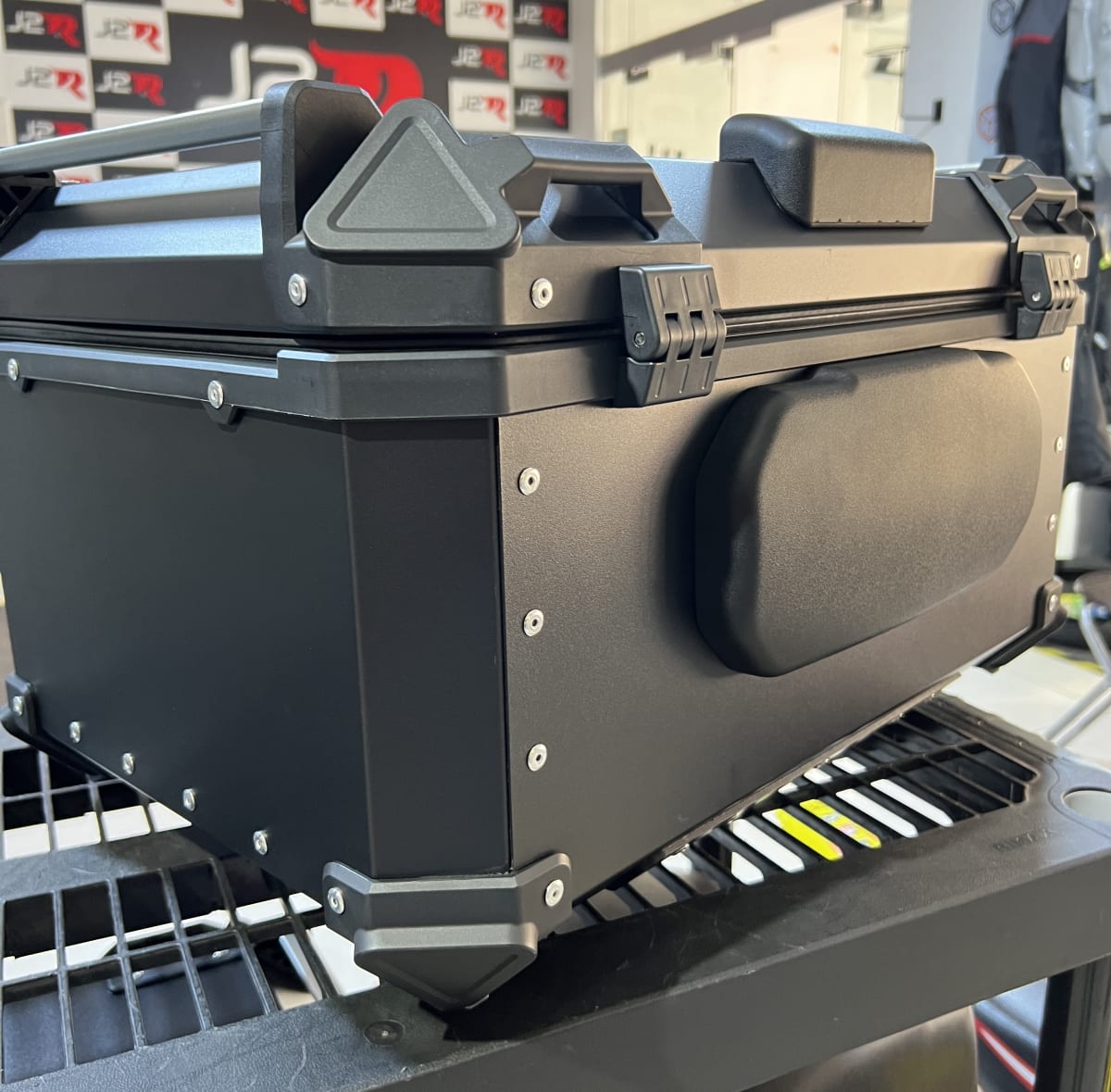 CAJUELA DE ALUMINIO 65LT TIPO X  COLOR NEGRO -BK5