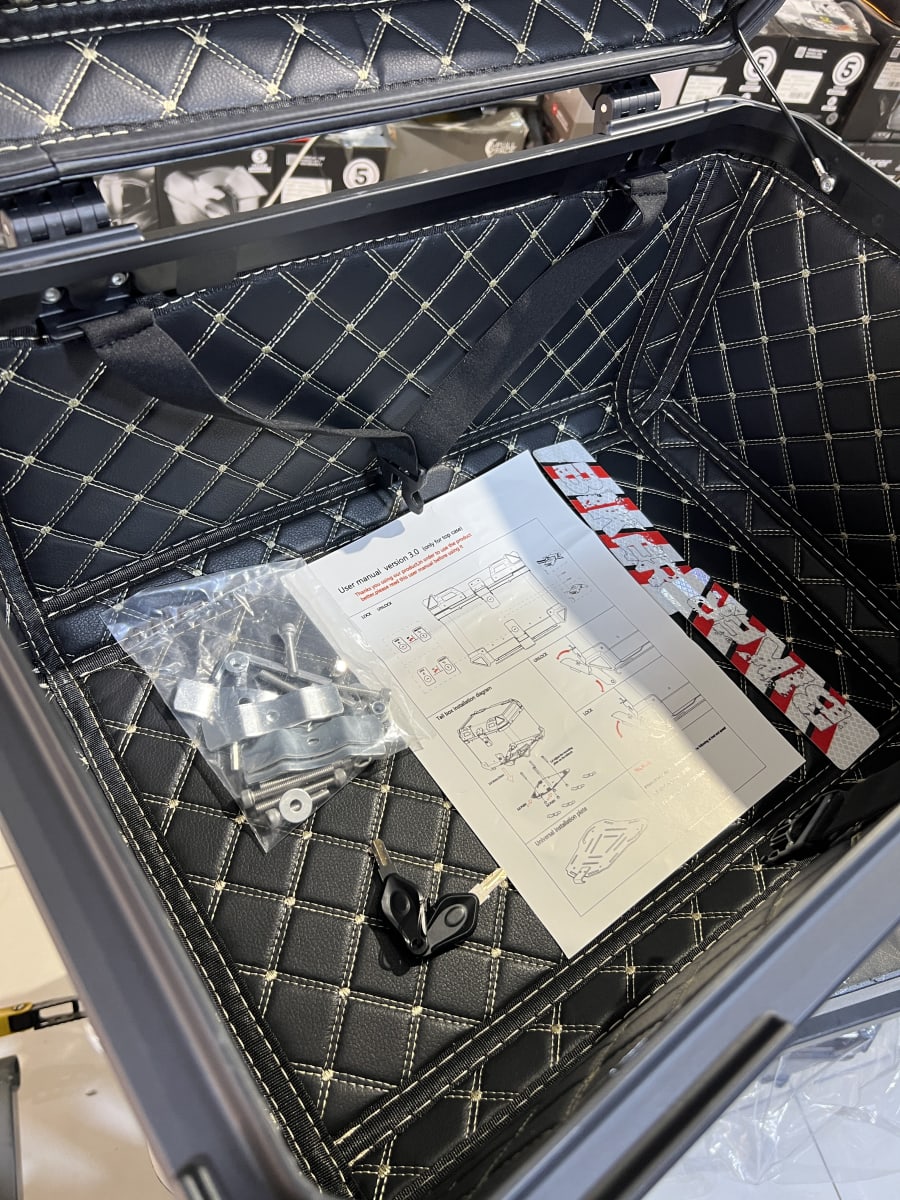 CAJUELA DE ALUMINIO 65LT TIPO X  COLOR NEGRO -BK6