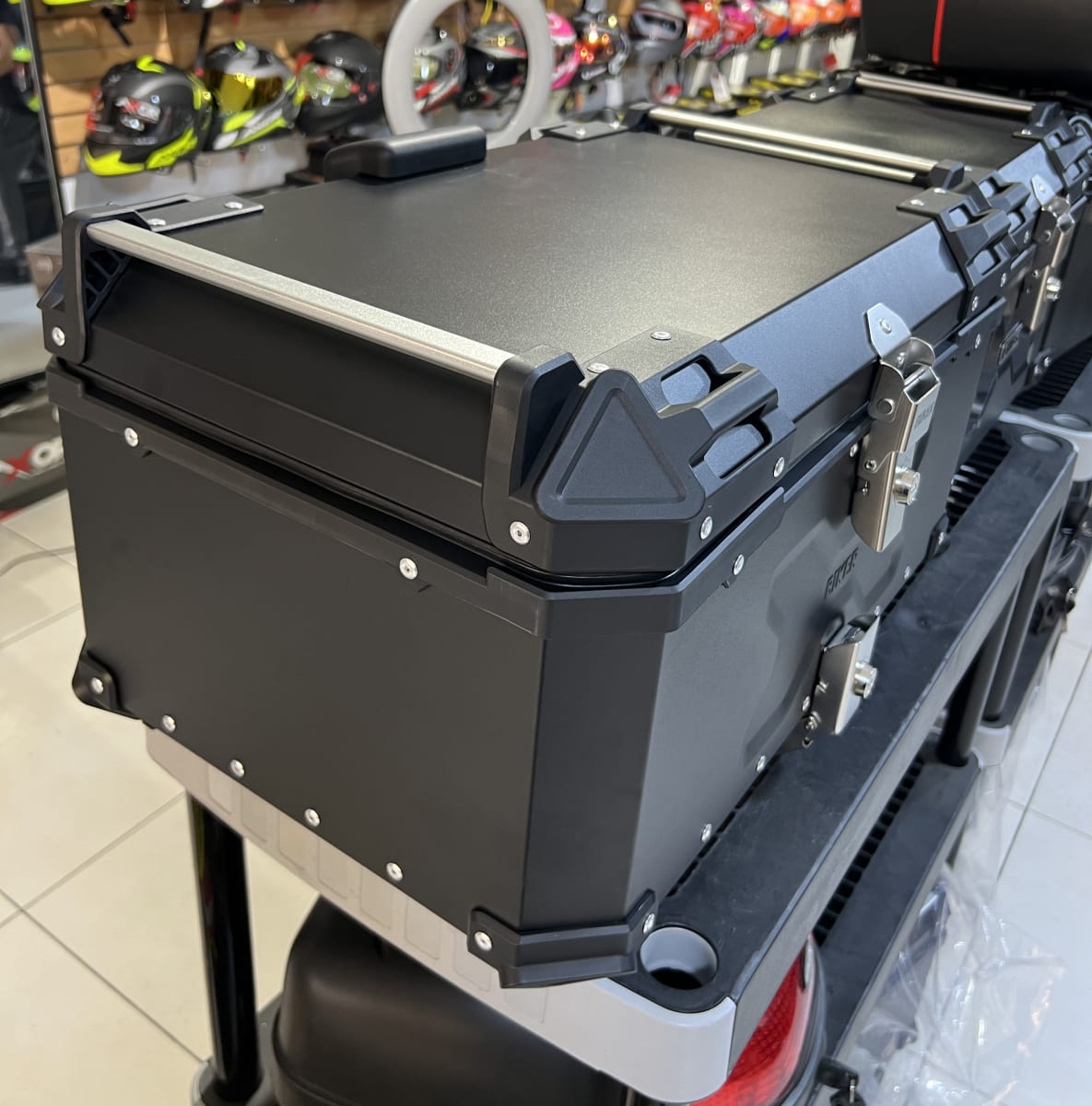 CAJUELA DE ALUMINIO 65LT TIPO X  COLOR NEGRO -BK2