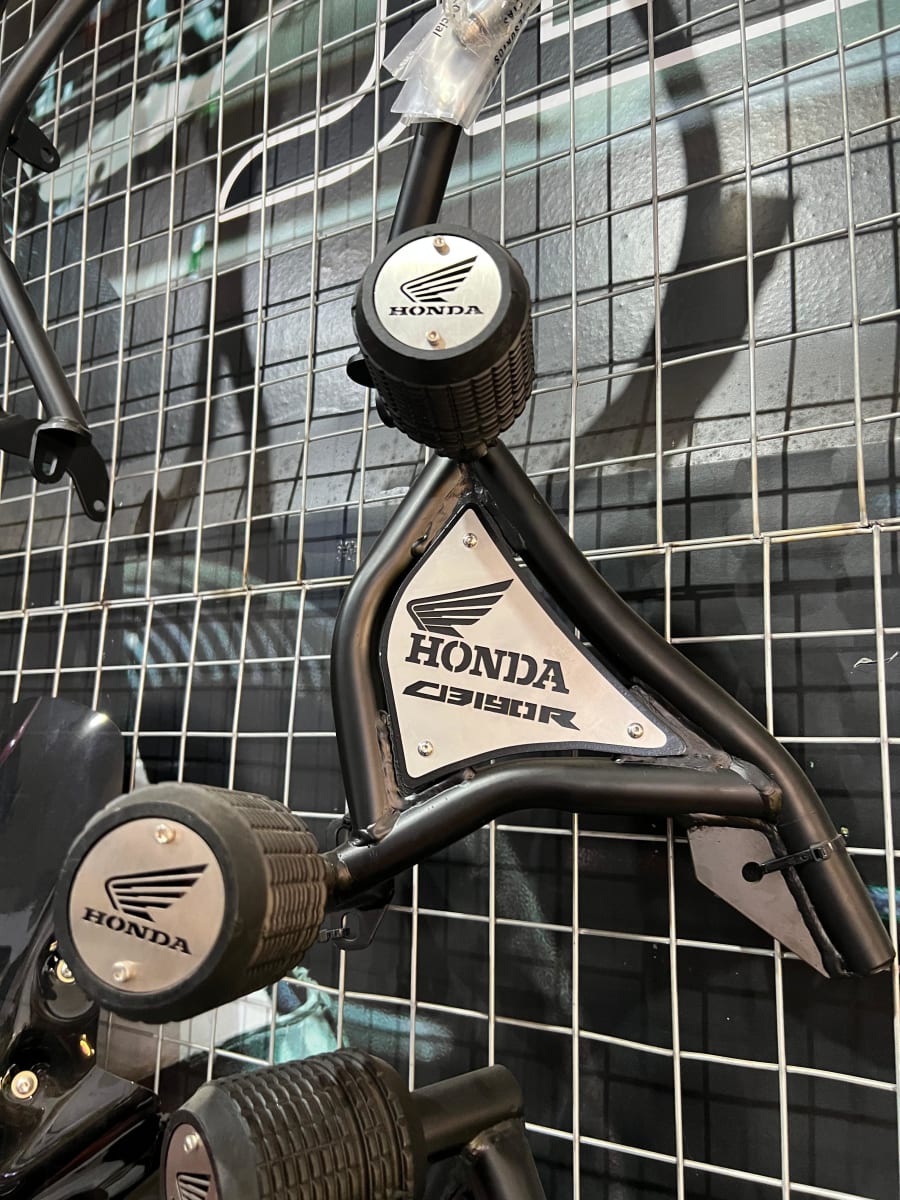 SLIDER DE LUJO HONDA CB190 V2 2024 / 25 DOBLE TOPE -LM1