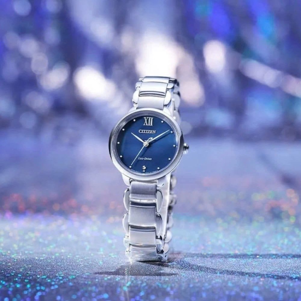 Reloj Citizen Eco-Drive EM0920-86L Plateado Acero Dial Azul Mujer5