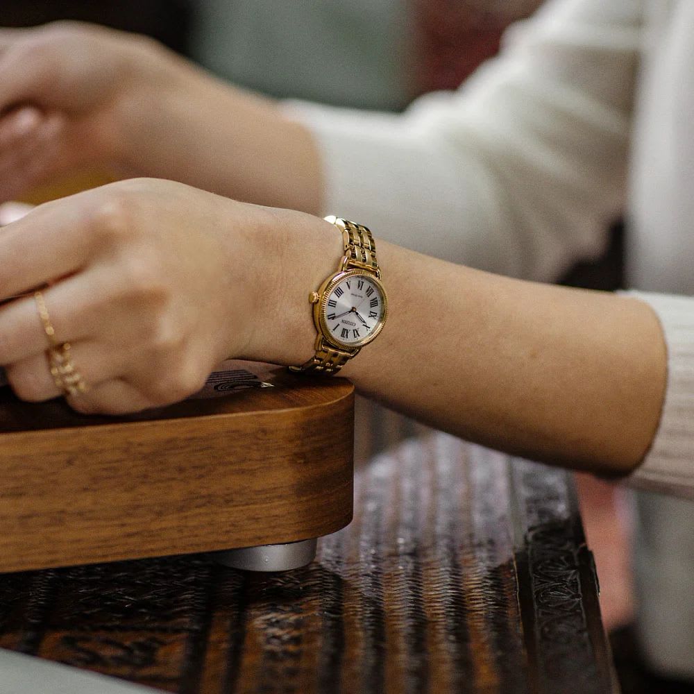Reloj Citizen Eco-Drive  EM1052-51A Dorado Acero Números Romanos Mujer3