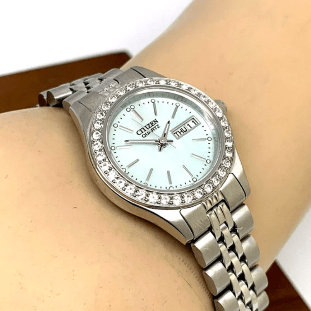 Reloj Citizen Quartz EQ0530-51N Plateado Acero Dial Perlado Mujer2