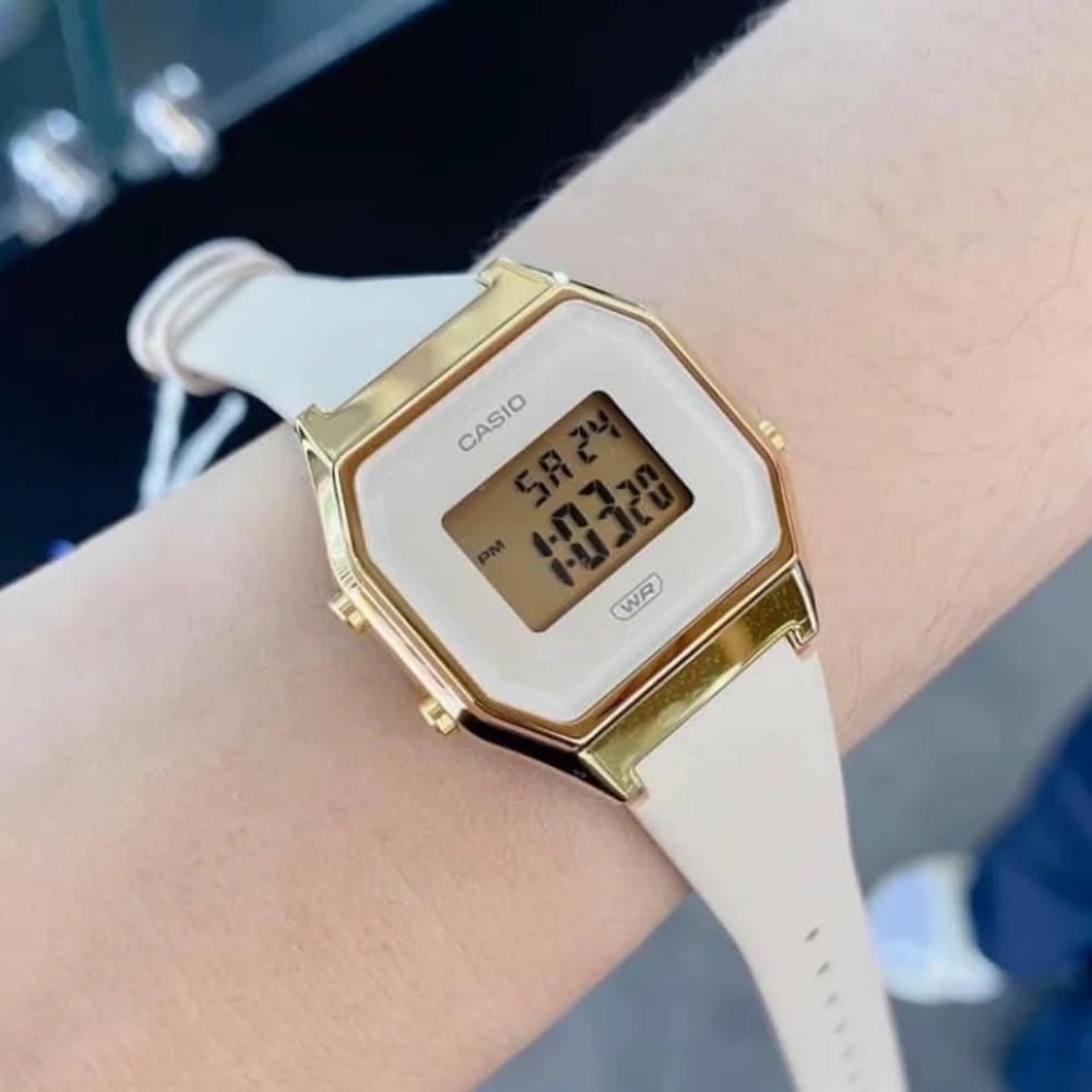 Reloj Casio VintageLA680WEGL-4DF Correa de Cuero Mujer4