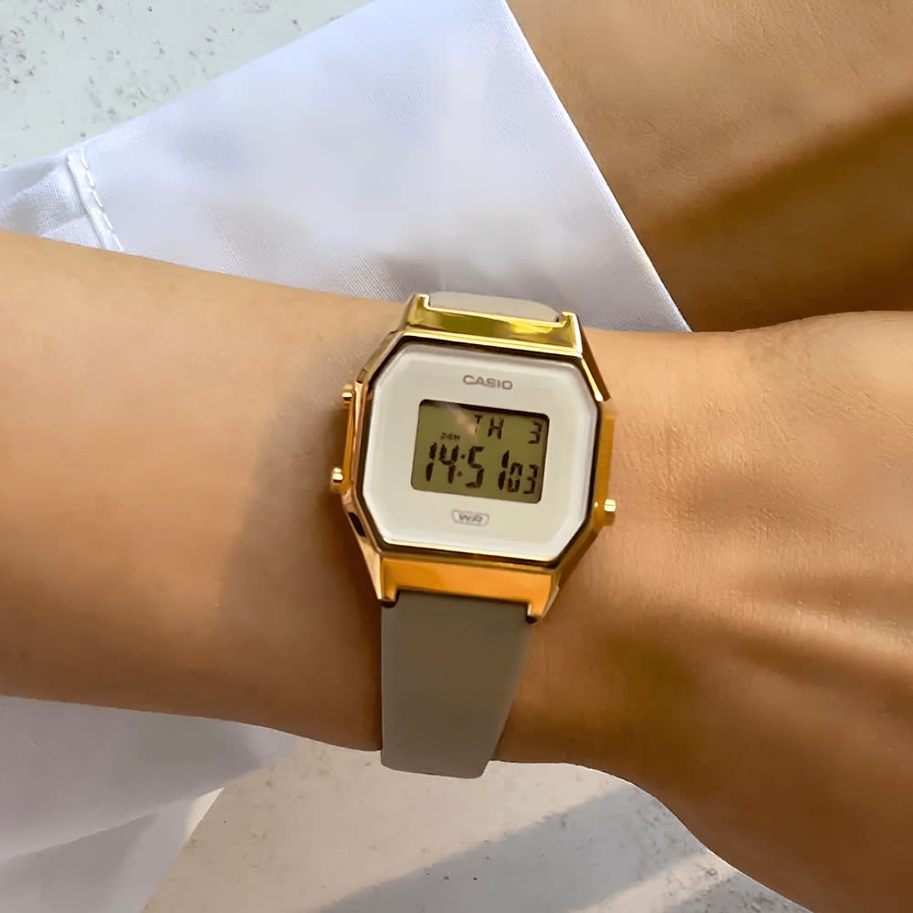 Reloj Casio Vintage LA680WEGL-5DF Correa de Cuero Mujer3