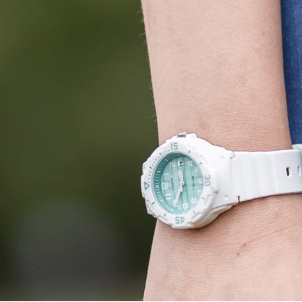 Reloj Casio Youth LRW-200H-3CVDF Analógico Estilo Diver Blanco Verde Mujer4