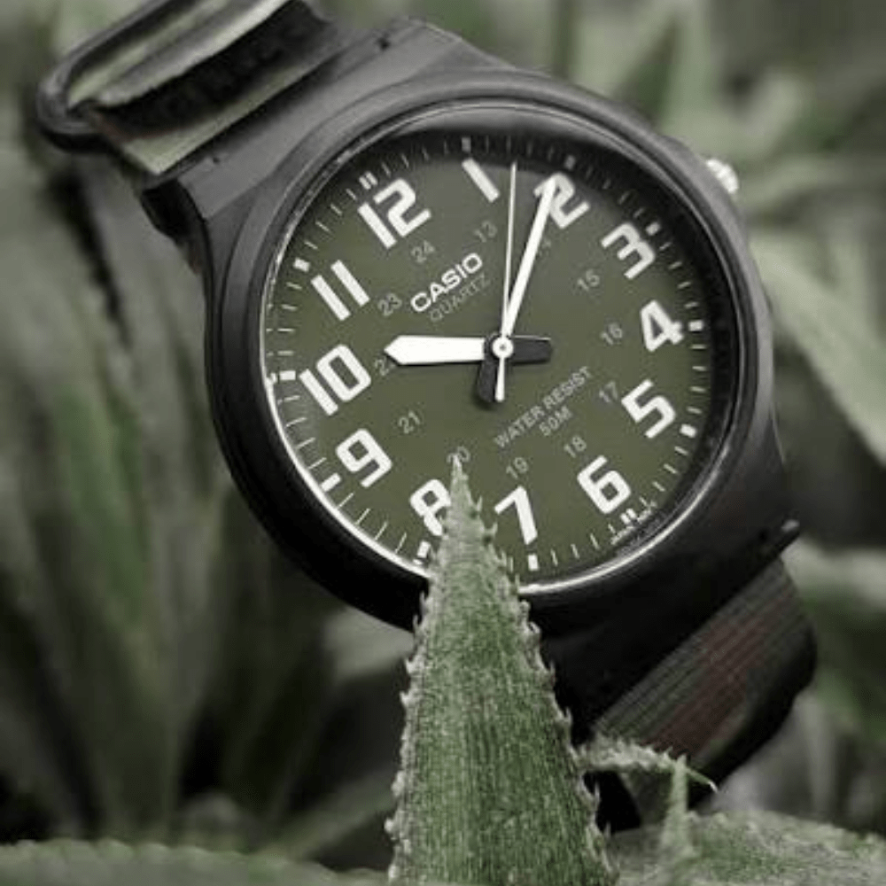 Reloj Casio Clásico MW-240-3BVDF Análogo Minimalista Negro/Dial Verde Unisex4