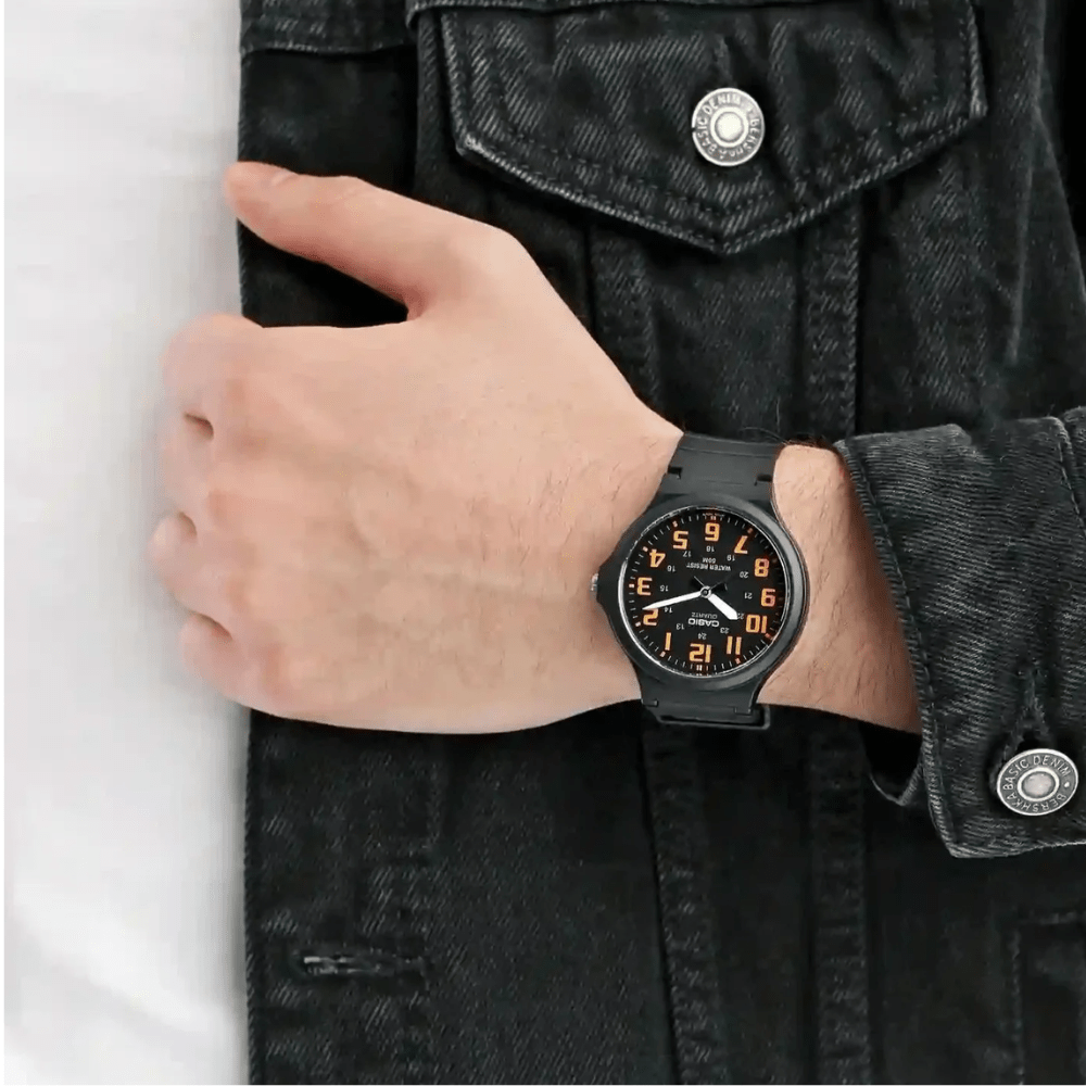 Reloj Casio Clásico MW-240-4BVDF Análogo Minimalista Negro/Naranjo Unisex2