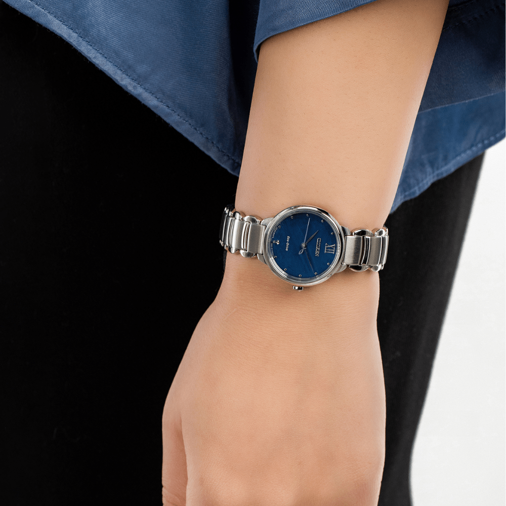 Reloj Citizen Eco-Drive EM0920-86L Plateado Acero Dial Azul Mujer2