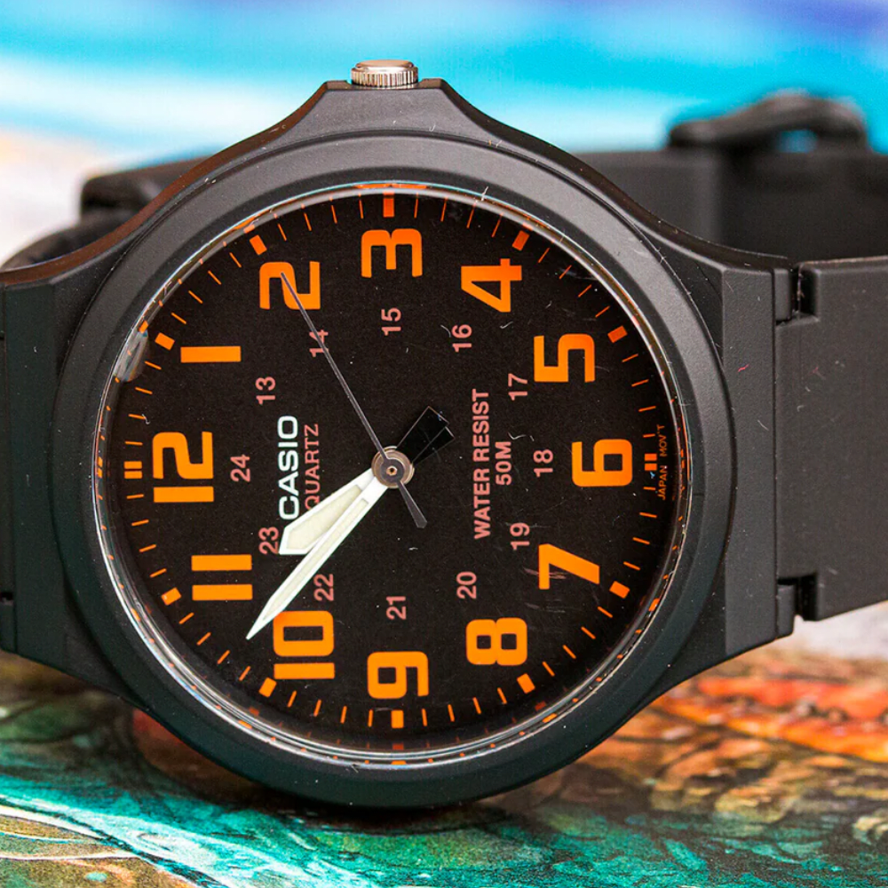 Reloj Casio Clásico MW-240-4BVDF Análogo Minimalista Negro/Naranjo Unisex3