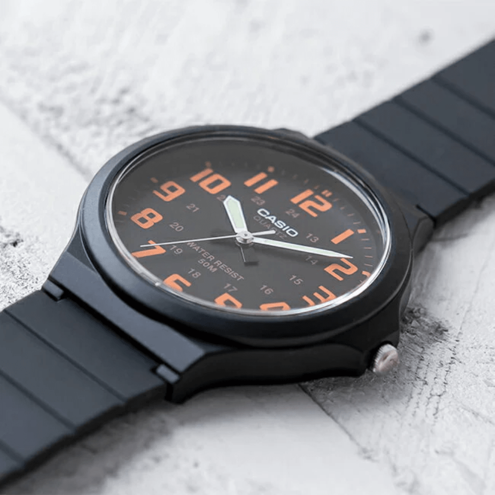 Reloj Casio Clásico MW-240-4BVDF Análogo Minimalista Negro/Naranjo Unisex4