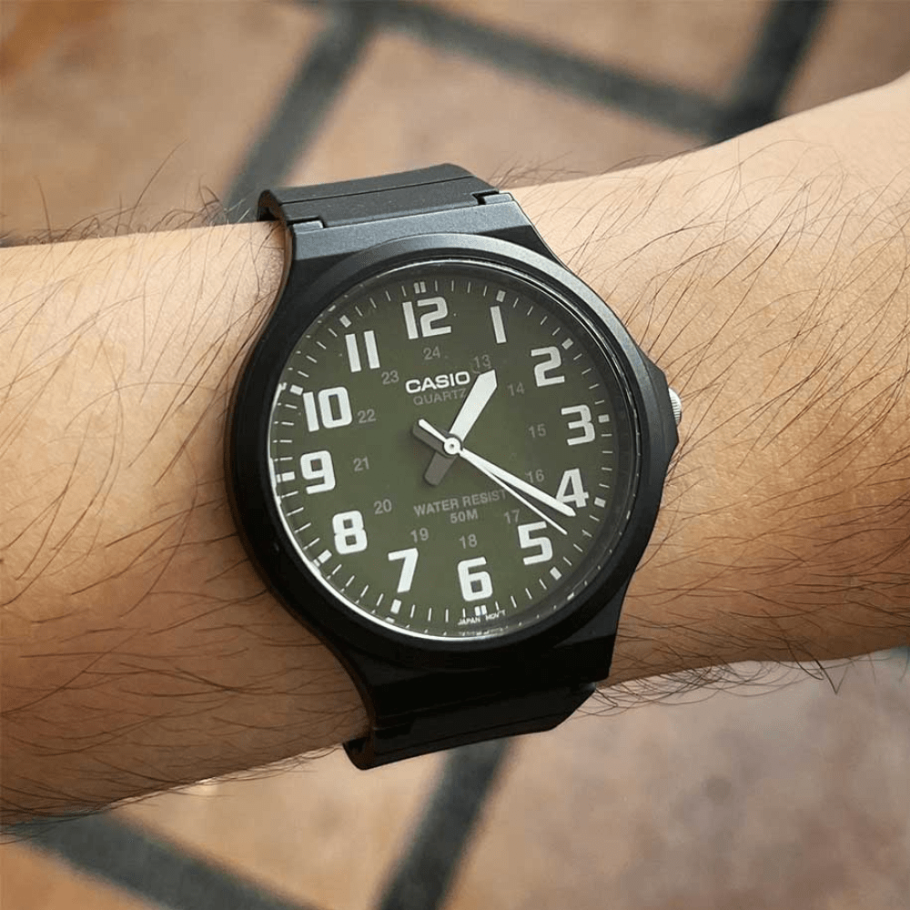 Reloj Casio Clásico MW-240-3BVDF Análogo Minimalista Negro/Dial Verde Unisex2